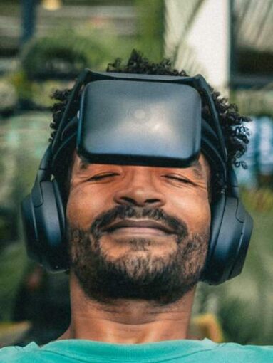 people-using-neuroVIZR6
